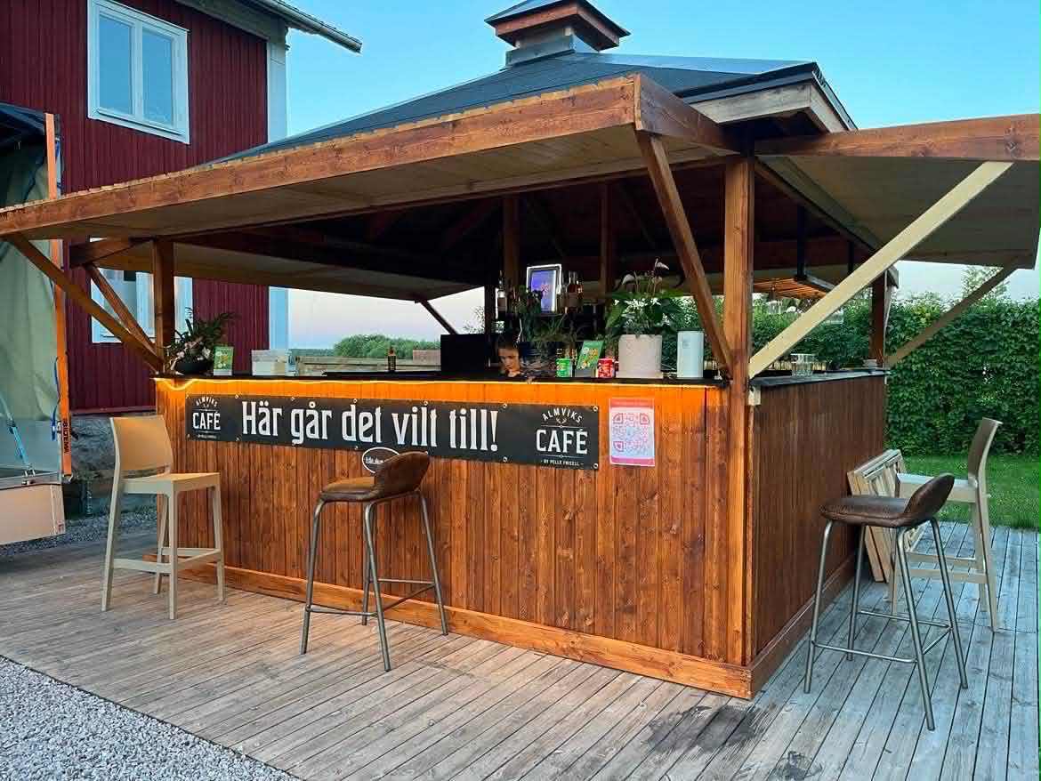 Baren på Almviks Café — Här går det vilt till!