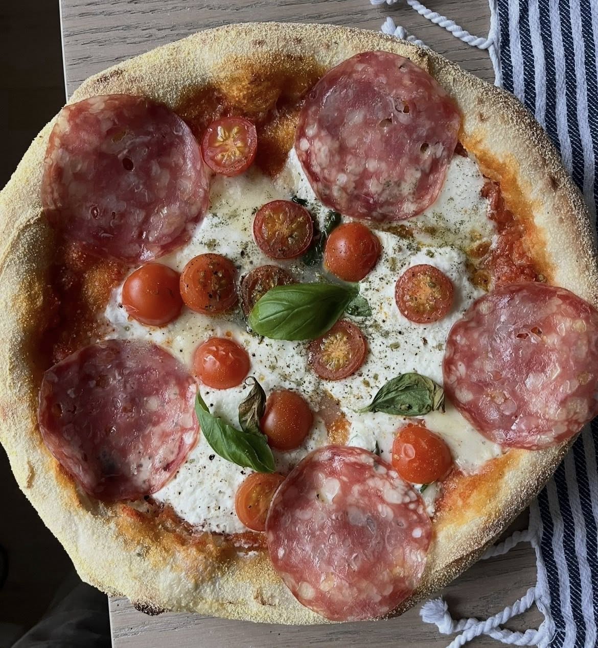 Napolitansk pizza på Almviks Café